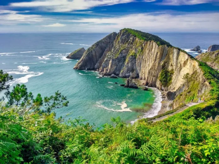 Playa-del-Silencio-Asturie-iStock-1354066820-min-1080x810-1